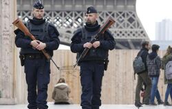 Französische Sicherheitskräfte patrouillieren vor dem Eiffelturm im Zentrum von Paris. Foto: Guillaume Horcajuelo