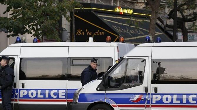Polizei vor dem Bataclan-Theater in Paris: Hier starben die meisten der Terroropfer. Foto: Julien Warnand