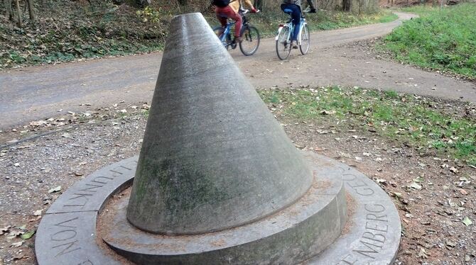 Ein Steinkegel markiert in einem Waldstück in Tübingen einen Punkt, für den der Mittelpunkt des Landes Baden-Württemberg errechn