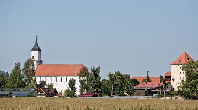 Blick auf die Kirche in Klosterzimmern bei Deiningen (Bayern) im Nördlinger Ries. Dort lebt die Glaubensgemeinschaft der "Zwö