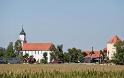Blick auf die Kirche in Klosterzimmern bei Deiningen (Bayern) im Nördlinger Ries. Dort lebt die Glaubensgemeinschaft der «Zwö