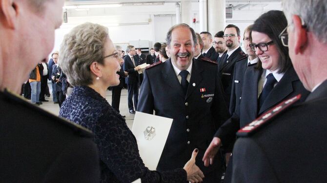 Oberbürgermeisterin Barbara Bosch verlieh die Einsatz-Medaillen »Fluthilfe 2013« in der Feuerwache. FOTO: LEISTER
