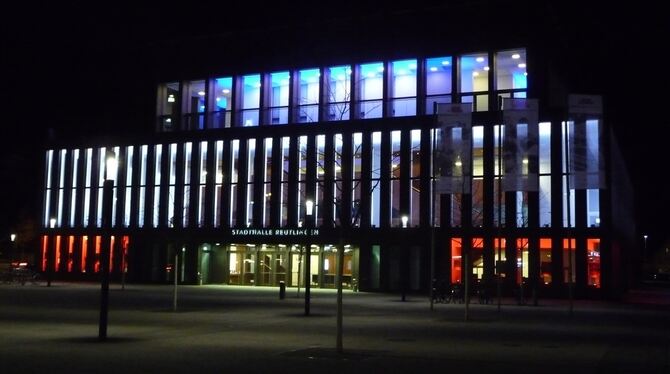 Die Reutlinger Stadthalle leuchtet in den französischen Nationalfarben.