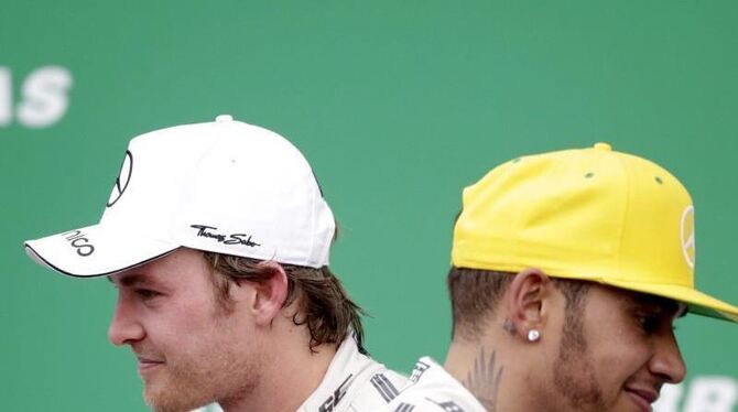 Lewis Hamilton (r) wurde zuletzt zweimal vom Mercedes-Kollegen Nico Rosberg besiegt. Foto: Fernando Bizerra Jr