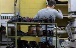 In der Schuhmacherei der JVA Heilbronn werden Schuhe repariert. Die meisten der rund 300 Heilbronner Häftlinge arbeiten.