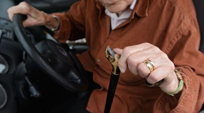 Eine 84-jährige Frau sitzt in Weingarten am Steuer ihres Kleinwagens.