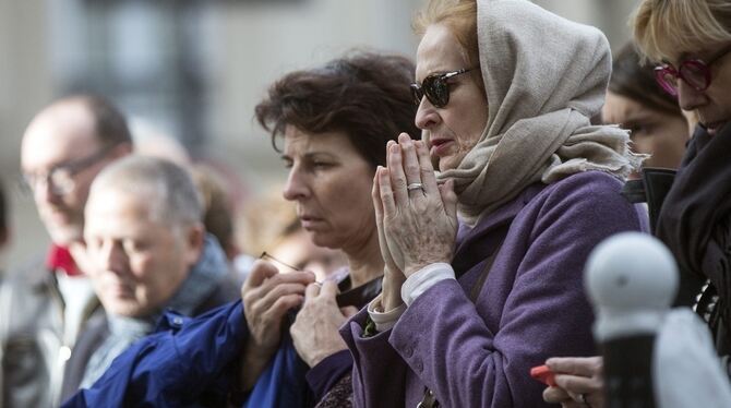 In tiefer Trauer stehen Pariser an den Schauplätzen der Attentate.