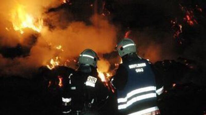 Ein zum Talhof in Sondelfingen gehörender Schuppen ist komplett abgebrannt. GEA-FOTO: MEYER