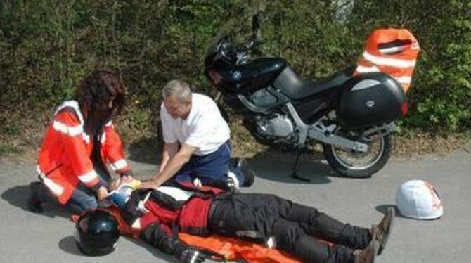 Erste-Hilfe-Auffrischungskurs für Motorradfahrer: Die DRK-Ärztin Lisa Federle (links) und Lehrrettungsassistent Ernst Pflumm bie