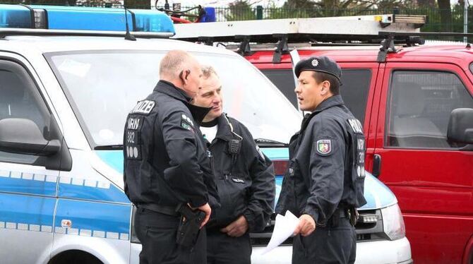 Polizisten in Alsdorf bei Aachen: Im Zusammenhang mit den Terroranschlägen von Paris hat die Polizei hier drei Verdächtige fe