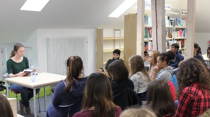 Veronika Serwotka las am Johannes Kepler Gymnasium für die Schüler der siebten Klassen. FOTO: ZMS/JKG