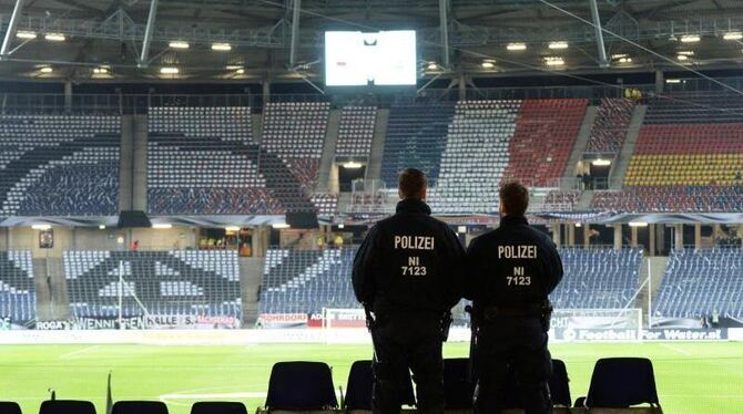 Polizisten auf einer Tribüne der HDI-Arena in Hannover. Foto: Julian Stratenschulte