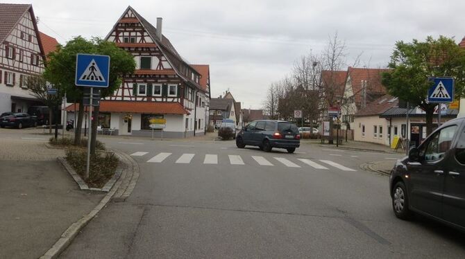 Am Zebrastreifen in der Luppachstraße wird es immer wieder brenzlig.  GEA-FOTO: HAI