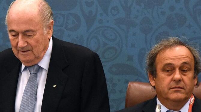 FIFA-Präsident Joseph Blatter (l) und Michel Platini bleiben gesperrt. Foto: Marcus Brandt