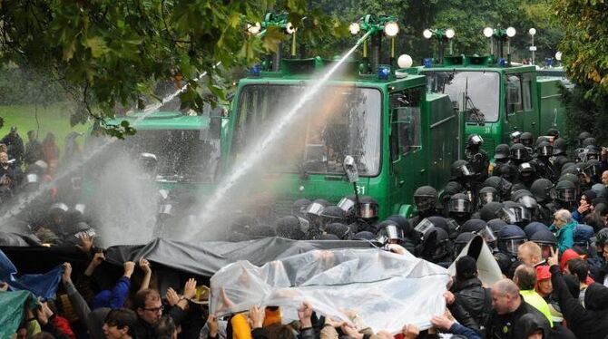 Ein Wasserwerfer spritzt 2010 im Schlossgarten auf Demonstranten, die gegen die geplante Abholzung mehrerer Bäume im Park pro