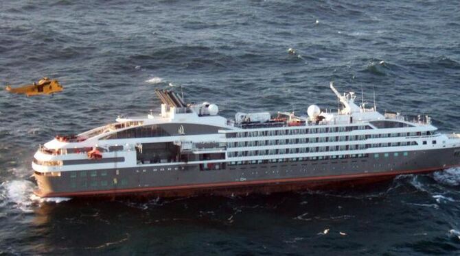 Ein britischer Militärhubschrauber schwebt über dem havarierten Kreuzfahrtschiff »Le Boréal«, um Passagiere in Sicherheit zu