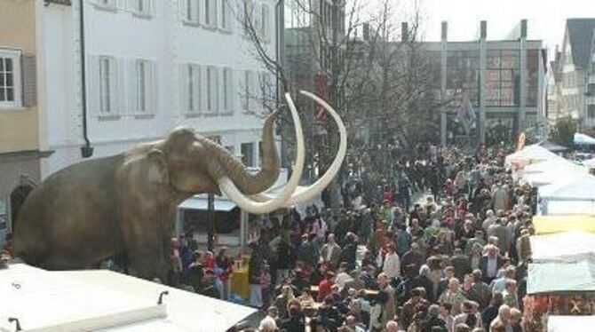 Tausende tummeln sich beim verkaufsoffenen Sonntag und auf dem Ostermarkt heute in Reutlingen. Mehr Fotos in unserer Bildergaler