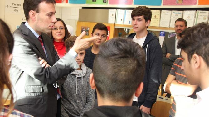 Minister Nils Schmid im Gespräch mit Schülern und Lehrern der Eduard-Spranger-Schule. FOTO: LEISTER
