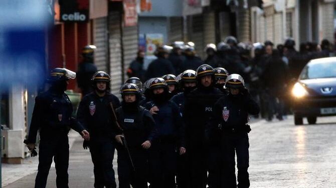 Polizisten während des Anti-Teror-Einsatzes in Saint-Denis am Mittwoch. Foto: Ian Langsdon