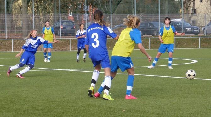 Fußball ist nicht nur was für Jungs: Beim Spiel des TSV Lustnau gegen den TSV Gomaringen zeigen die Mädels ihr Können.  FOTO: ZM