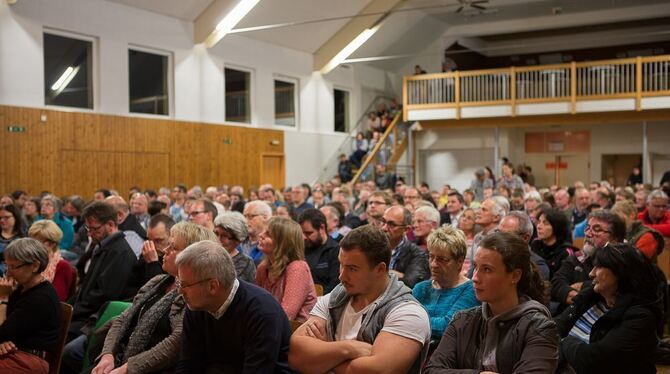 Der Platz reichte kaum in der Großengstinger Halle, so groß war das Interesse am Thema Flüchtlingsunterbringung. FOTO: LEUSCHKE
