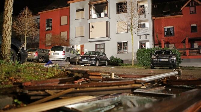 Nach einer Verpuffung sind in diesem Wohnhaus in Karlsruhe drei Tote gefunden worden.