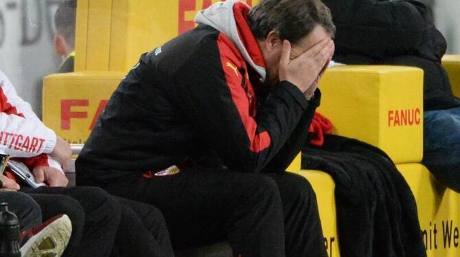 VfB-Trainer Alexander Zorniger schlägt sich auf der Trainerbank die Hände vor das Gesicht. Foto: Marijan Murat
