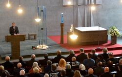 Gottesdienst in der Heilig-Geist-Kirche: Innenminister Reinhold Gall hält Trauerrede für getötete Polizisten. GEA-FOTO: NIETHAMM