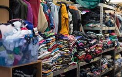 Kleidungsstücke werden rasch aussortiert und landen im Kleidercontainer oder im Müll. Foto: Maja Hitij