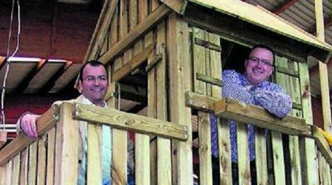 Guter Überblick: Geschäftsführer Thomas Braun (links) und Marktleiter Michael Ehinger von Holz Braun im Turmstübchen. FOTO: PFI