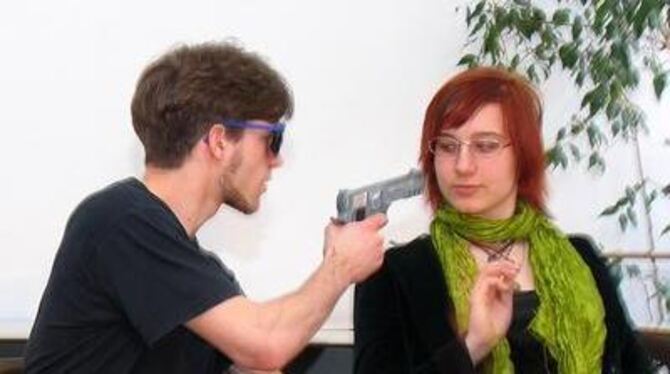 Vorsicht, hier wird scharf geschossen: »Schule - lernst du noch, oder schießt du schon?« heißt eine der Szenen, die