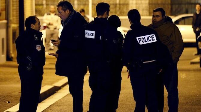 Polizei in Montrouge. Hier wurde ein Sprengstoffgürtel gefunden, der denjenigen ähneln soll, mit denen sich am 13. November i