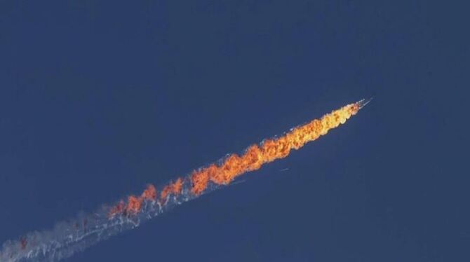 Dieses Video-Still soll den abgeschossenen russischen Kampfjet vom Typ Suchoi Su24 zeigen. Foto: Haberturk Tv Channel