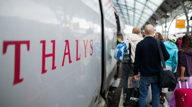 Reisende steigen in einen Thalys Hochgeschwindigkeitszug ein.