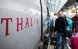 Reisende steigen in einen Thalys Hochgeschwindigkeitszug ein.