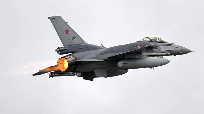 Ein Kampfflugzeug der türkischen Luftwaffe vom Typ F-16 beim Start. Foto: Ingo Wagner/Archiv