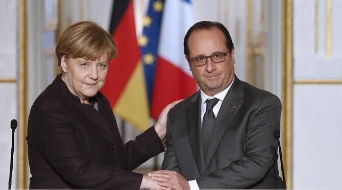 Hand in Hand: Angela Merkel und Francois Hollande.