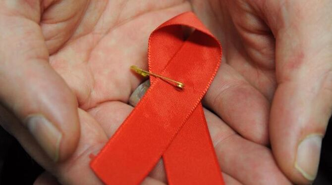 Die rote Schleife gilt als Symbol der Solidarität mit HIV-Positiven und Aids-Kranken. In Europa hat die Zahl der neuen HIV-Di