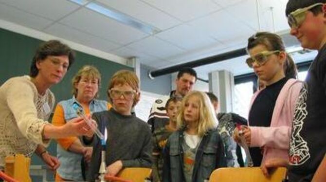 So ein chemischer Versuch ist interessant: Kinder experimentieren zusammen mit Lehrerin Barbara Görlach beim Schnuppertag in der