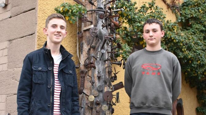 Leon Schäfer und Julius Velz am Nagelbaum vor der Zimmermann'schen Schmiedewerkstatt. FOTO: ZMS Leon Schäfer und Julius Velz am Nagelbaum vor der Zimmermann'schen Schmiedewerkstatt. FOTO: ZMS