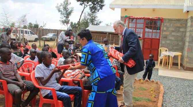 Links im Bild Birgit Zimmermann, rechts Holger Dembek, der ehemalige Grafenberger Bürgermeister, der jetzt Vorsitzender des Vereins »Eldoret Kids« ist. FOTOS: VEREIN
