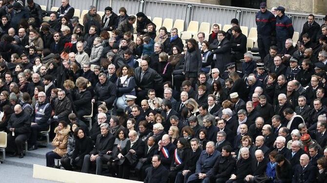 Trauerfeier am Pariser Invalidendom. Im Vordergrund: Frankreichs Präsident François Hollande. Foto: Ian Langsdon