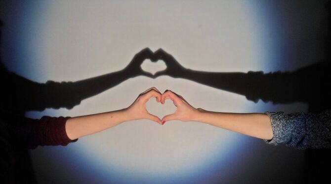Zwei Hände, ein Herz: Freundschaft bedeutet, zusammenzuhalten und zu teilen – Sorgen und Probleme ebenso wie Freude.  FOTO: ZMS