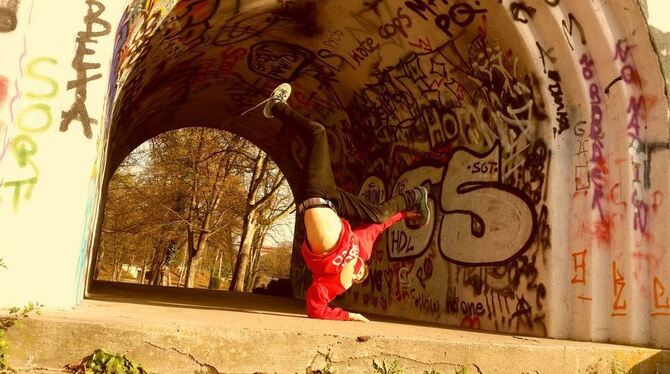 Cooler Move vor Tübinger Kulisse. Breakdancer Ben Welker zeigt einen »Freeze«. FOTOS: ZMS