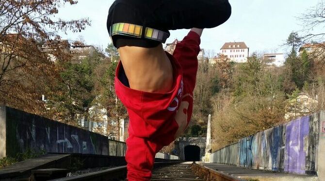 Cooler Move vor Tübinger Kulisse. Breakdancer Ben Welker zeigt einen »Freeze«. FOTOS: ZMS