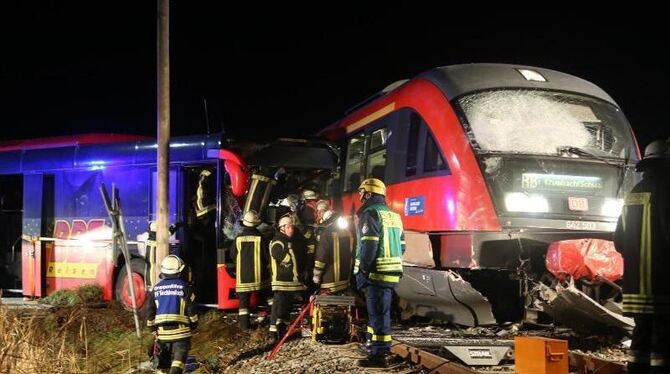 Ein Linienbus ist aus noch ungeklärter Ursache an einem Bahnübergang in Breitenbrunn mit einem Zug zusammengeprallt. Vier Men