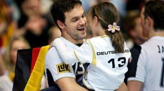 Das ist die Frage: Wohin verschlägt es Handball-Weltmeister Markus Baur mit seiner Familie, hier mit Töchterchen Chiara-Sophie.