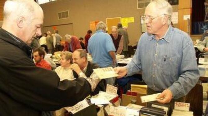 Das freut des Sammlers Herz: Beim Großtauschtag gab es vollgepackte Tische mit allerhand Sammelobjekten.  FOTO: GRAVENSTEIN