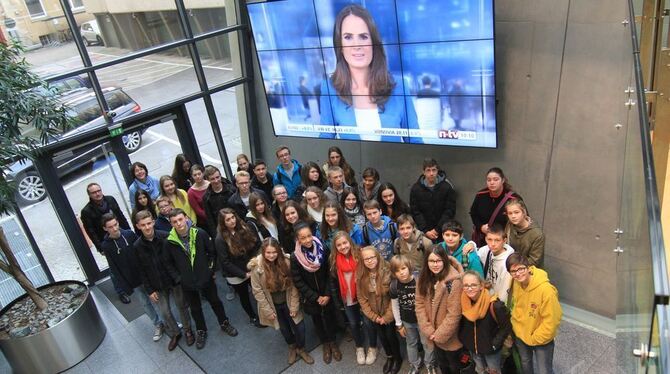 Gruppenbild mit Dame: die Teilnehmer der ZmS-Börsenfahrt im Foyer der Stuttgarter Börse. FOTO: FINK