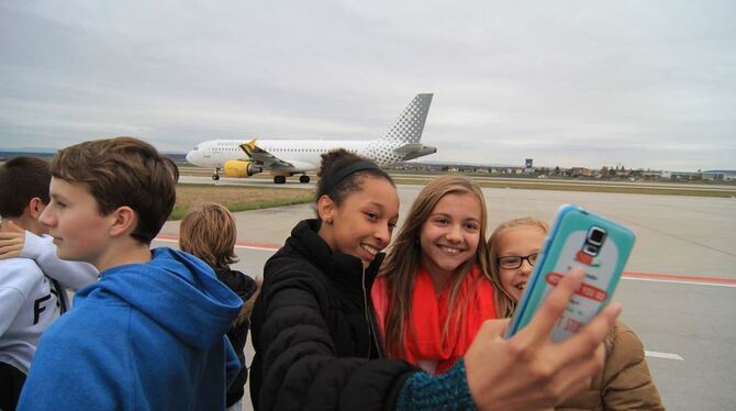 Selfie vor einem Flugzeug, das zur Startposition rollt. Der Landesflughafen liegt größtenteils auf der Gemarkung der Städte Lein